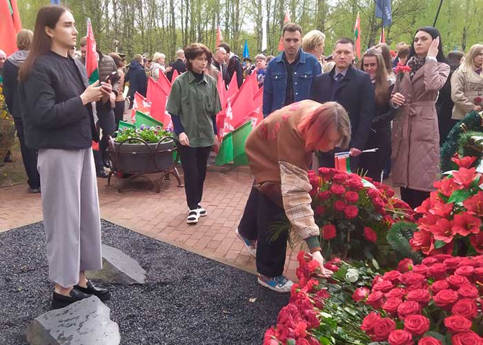 Возложение цветов к памятникам «Ахвярам Чарнобыля» и «Камень мира Хиросимы»