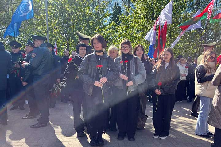 Церемония возложения цветов к памятным знакам «Жертвам Чернобыля» и «Камень мира Хиросимы»