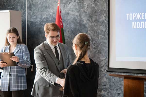 Вручение билетов БРСМ