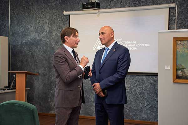 Министр культуры посетил художественный колледж имени Глебова